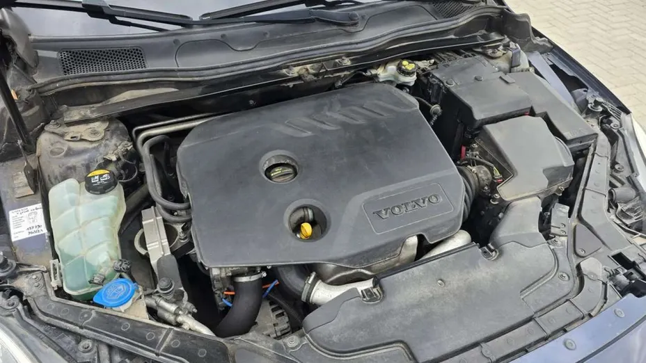 VOLVO V40 -