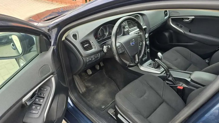 VOLVO V40 -
