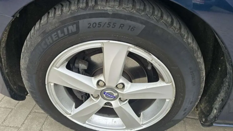 VOLVO V40 -