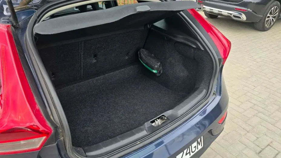 VOLVO V40 -