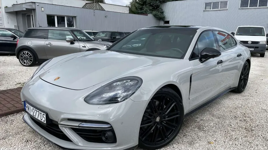 PORSCHE Panamera -