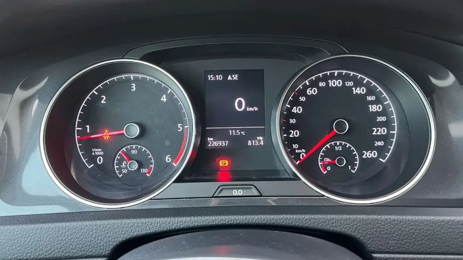 VOLKSWAGEN Golf -