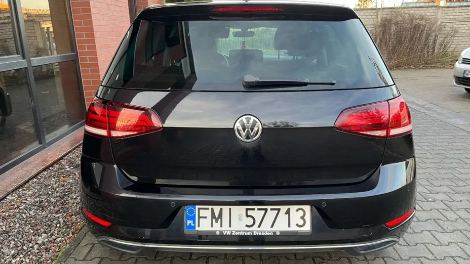 VOLKSWAGEN Golf -