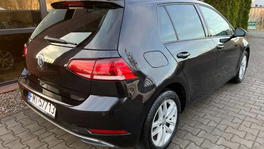 VOLKSWAGEN Golf -