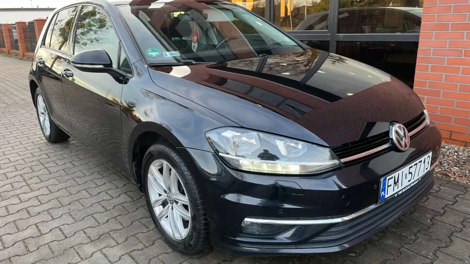 VOLKSWAGEN Golf -