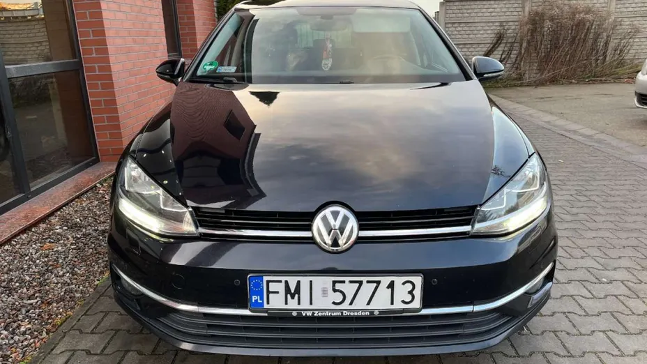 VOLKSWAGEN Golf -
