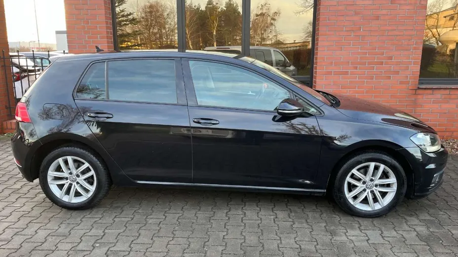 VOLKSWAGEN Golf -