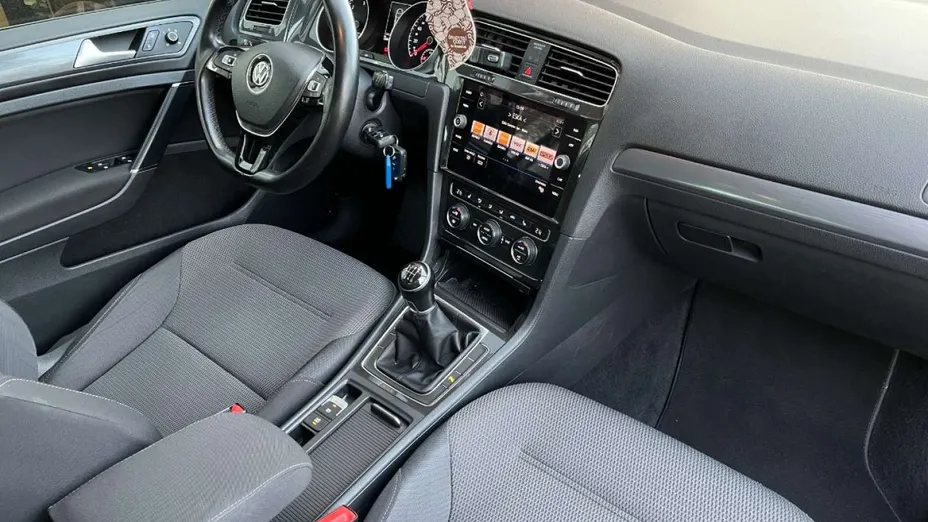 VOLKSWAGEN Golf -