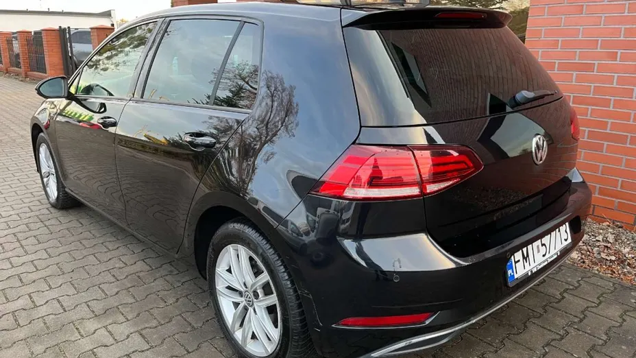 VOLKSWAGEN Golf -