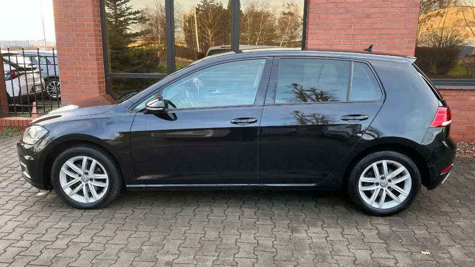 VOLKSWAGEN Golf -