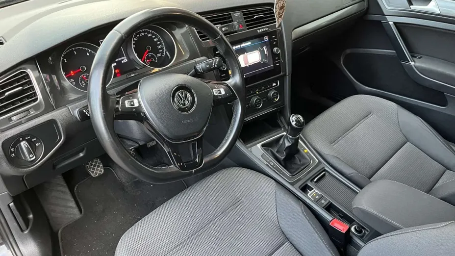 VOLKSWAGEN Golf -