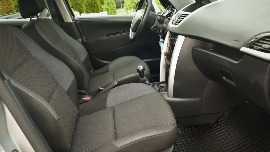 PEUGEOT 207 -