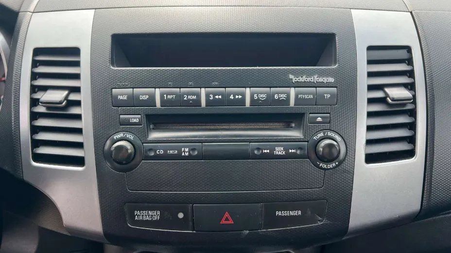 MITSUBISHI Outlander -