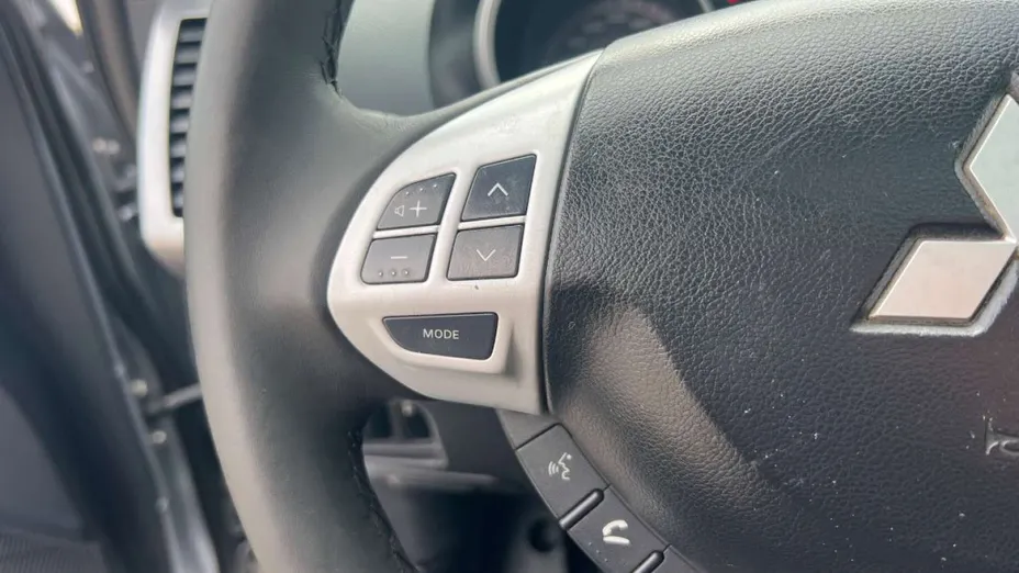 MITSUBISHI Outlander -