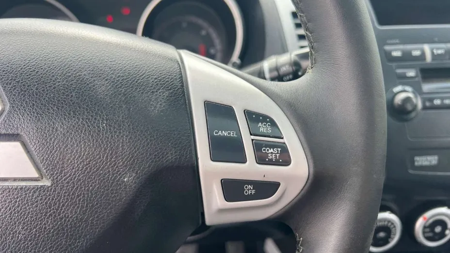 MITSUBISHI Outlander -