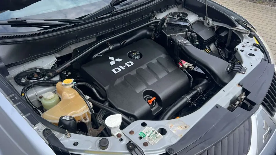 MITSUBISHI Outlander -