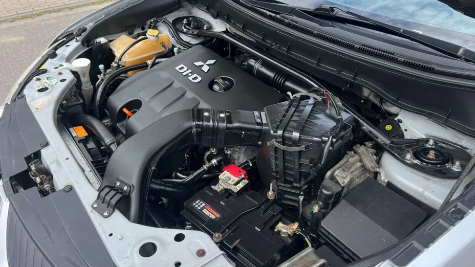 MITSUBISHI Outlander -