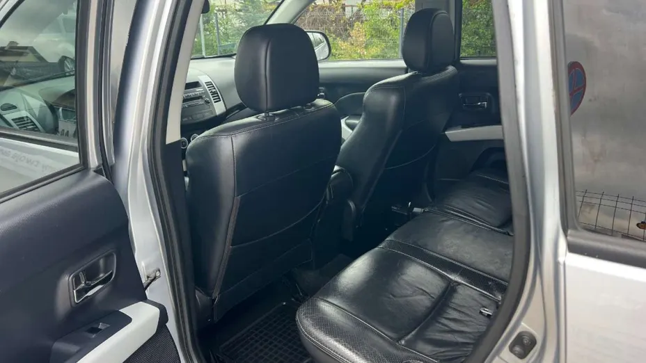 MITSUBISHI Outlander -