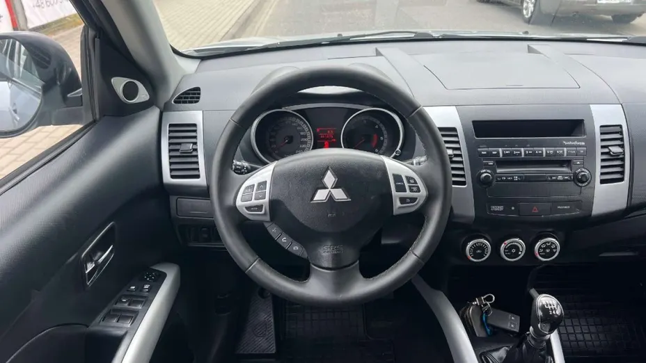 MITSUBISHI Outlander -