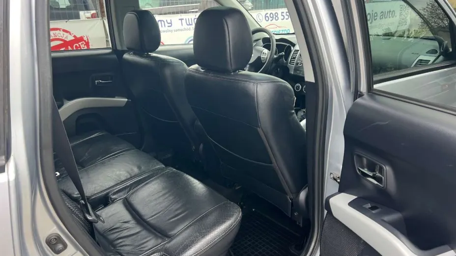 MITSUBISHI Outlander -