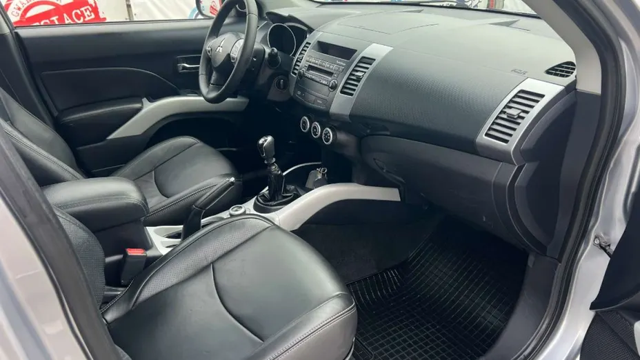MITSUBISHI Outlander -