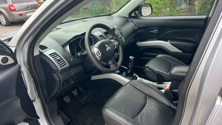 MITSUBISHI Outlander -