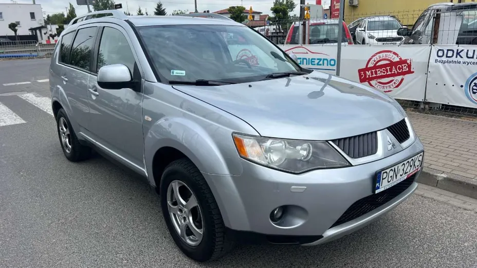 MITSUBISHI Outlander -