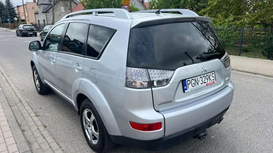 MITSUBISHI Outlander -