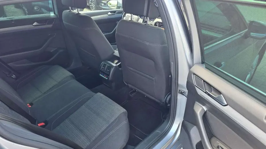 VOLKSWAGEN Passat -
