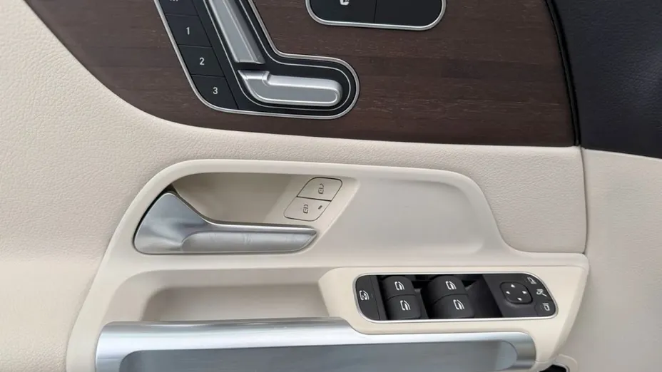 MERCEDES-BENZ GLB -