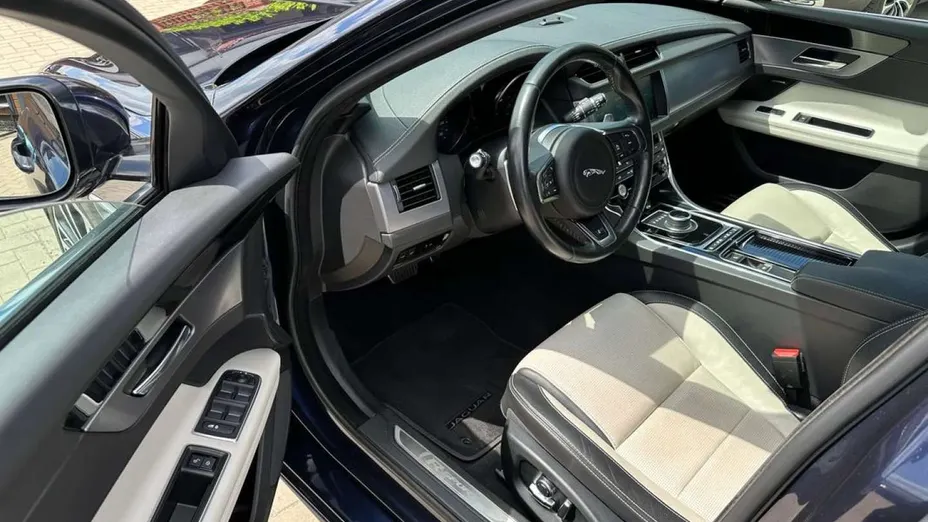 JAGUAR XF -