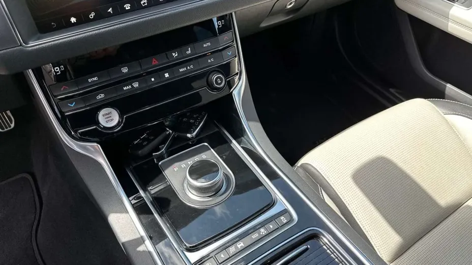 JAGUAR XF -