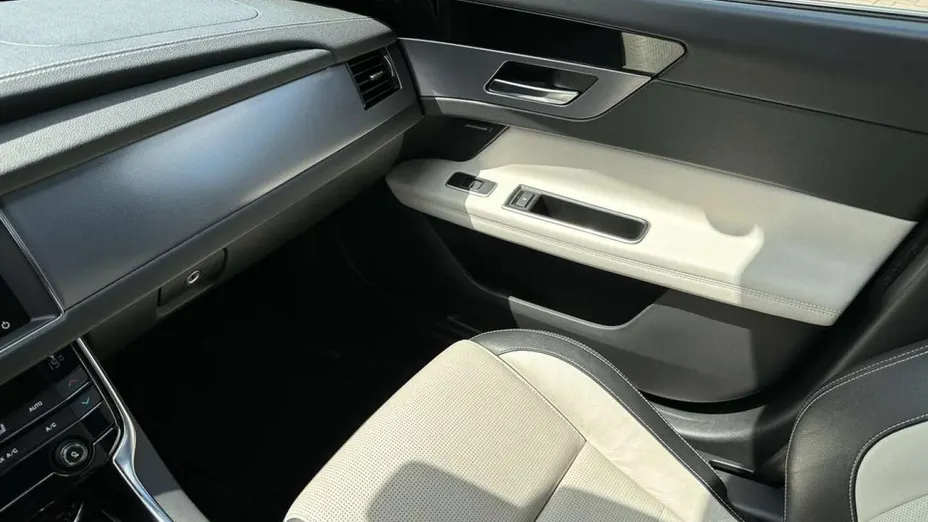 JAGUAR XF -