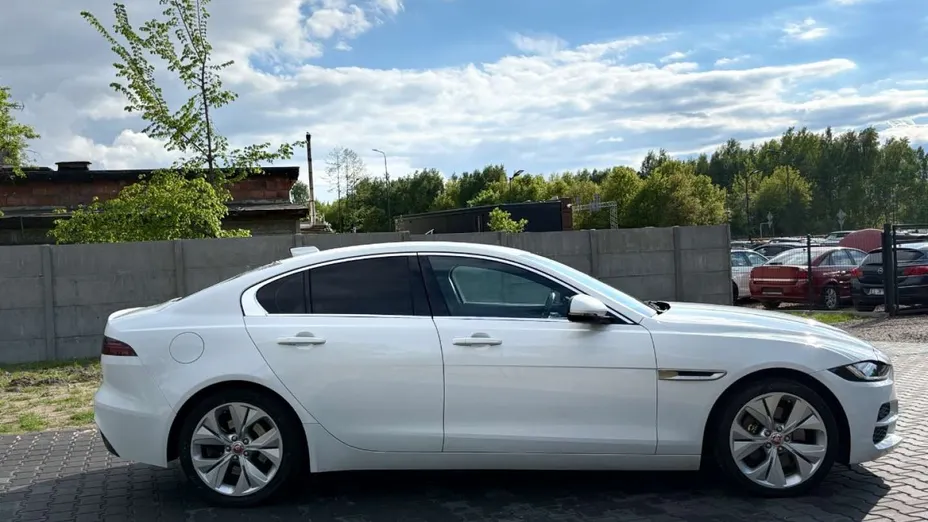 JAGUAR XE -