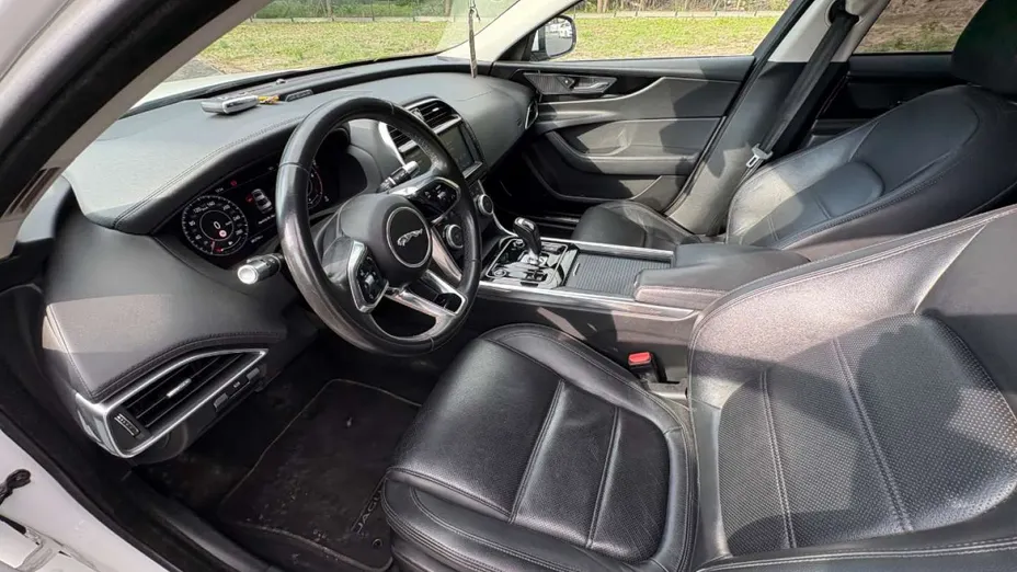 JAGUAR XE -
