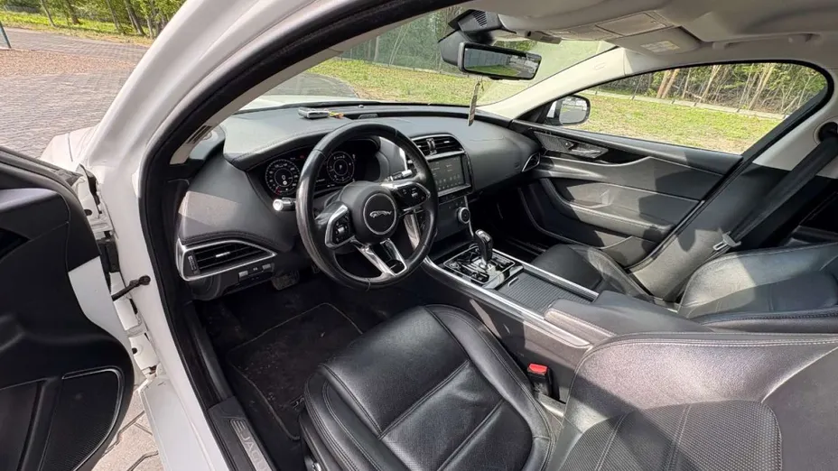 JAGUAR XE -