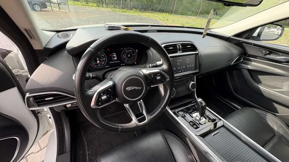 JAGUAR XE -