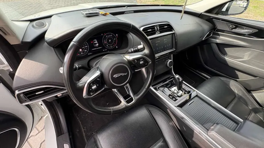 JAGUAR XE -