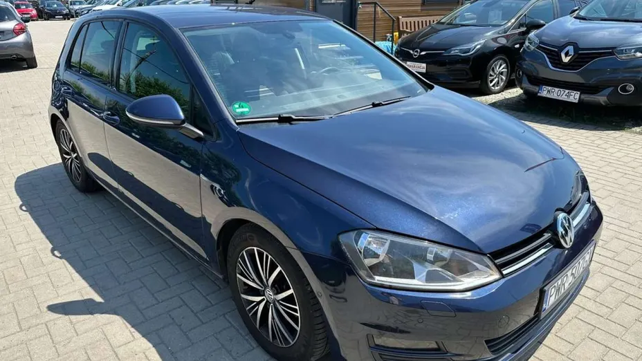 VOLKSWAGEN Golf -