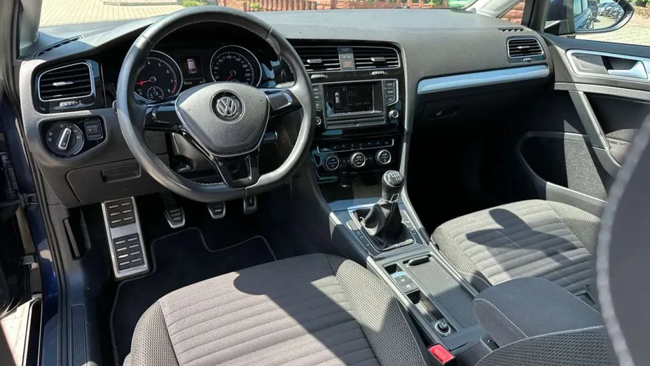 VOLKSWAGEN Golf -