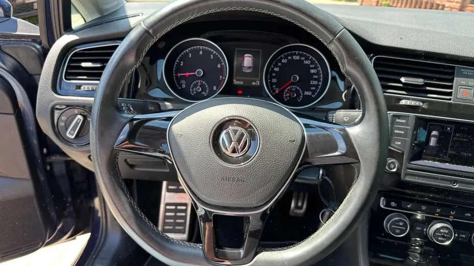 VOLKSWAGEN Golf -