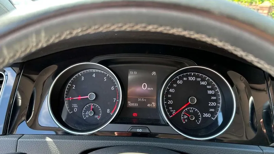 VOLKSWAGEN Golf -