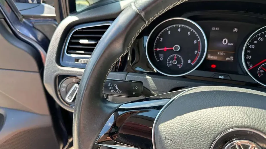VOLKSWAGEN Golf -