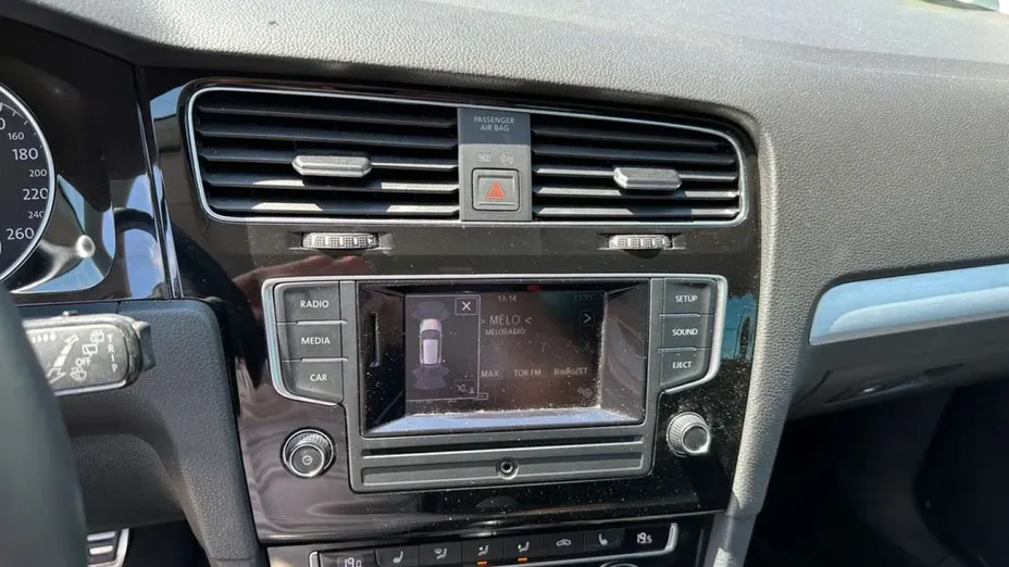 VOLKSWAGEN Golf -