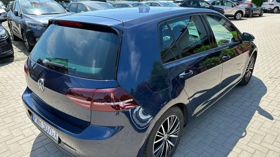 VOLKSWAGEN Golf -