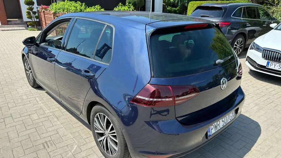 VOLKSWAGEN Golf -