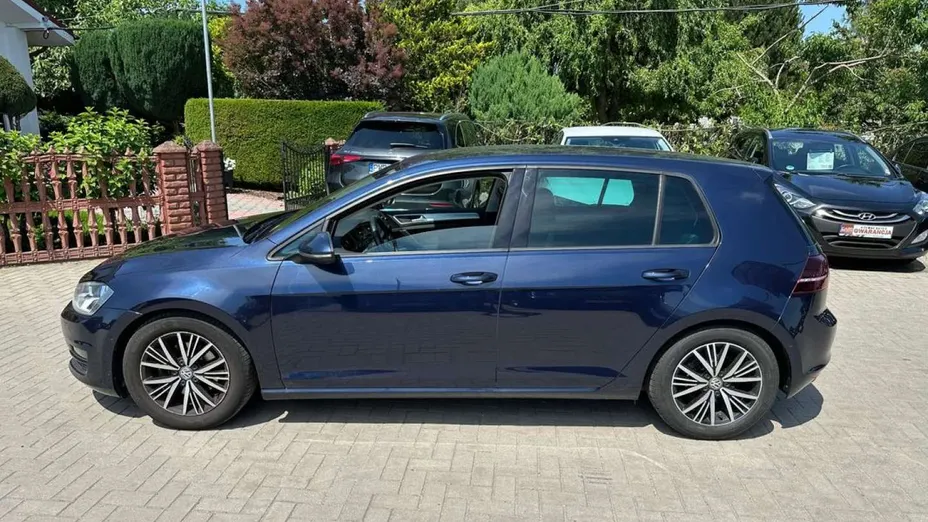 VOLKSWAGEN Golf -