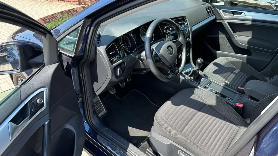 VOLKSWAGEN Golf -