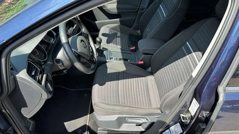 VOLKSWAGEN Golf -