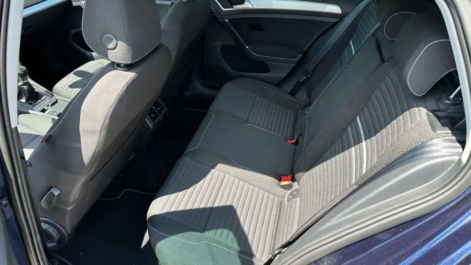 VOLKSWAGEN Golf -
